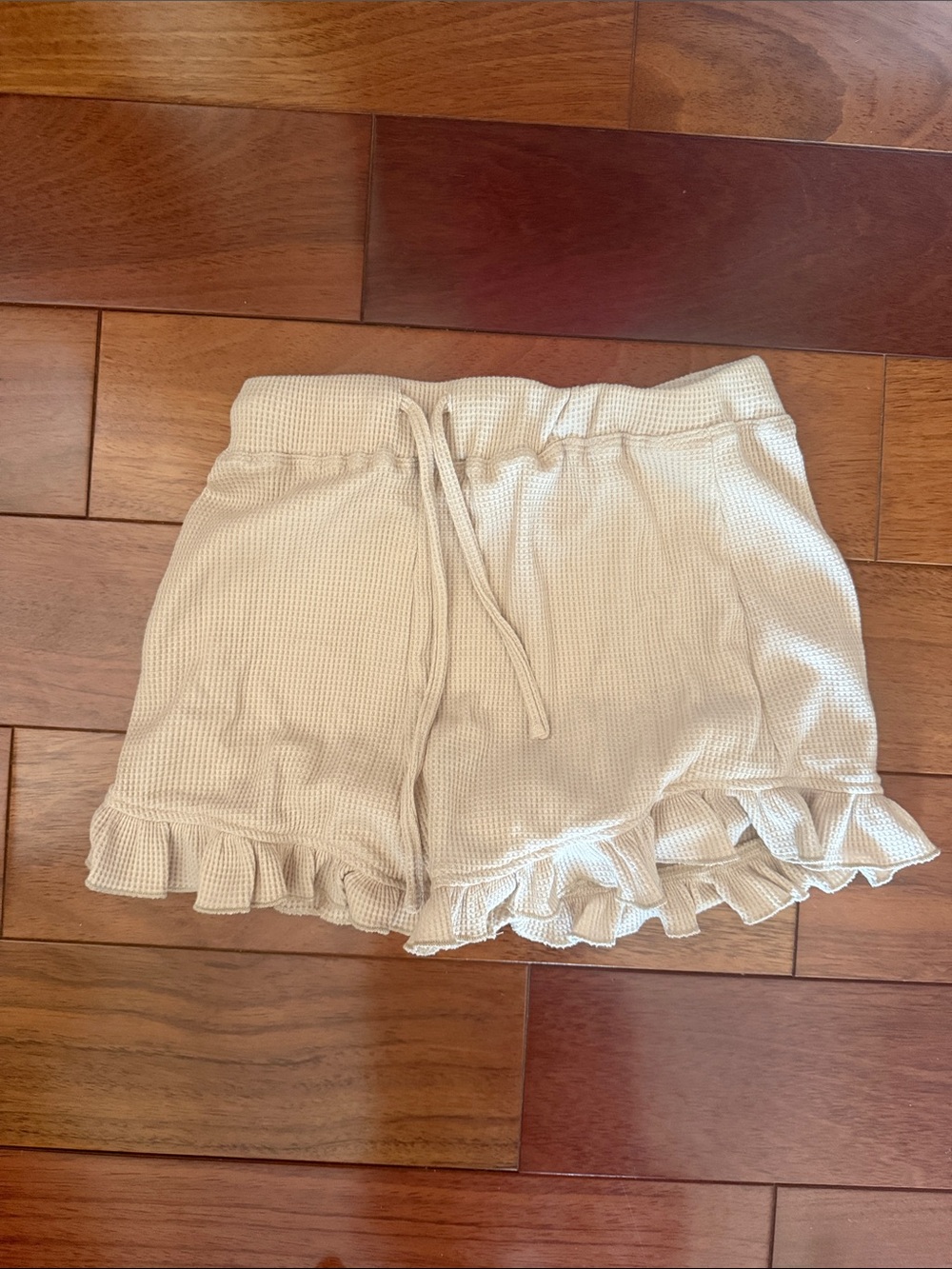 Casual Ruffle Hem Women's Cream Shorts